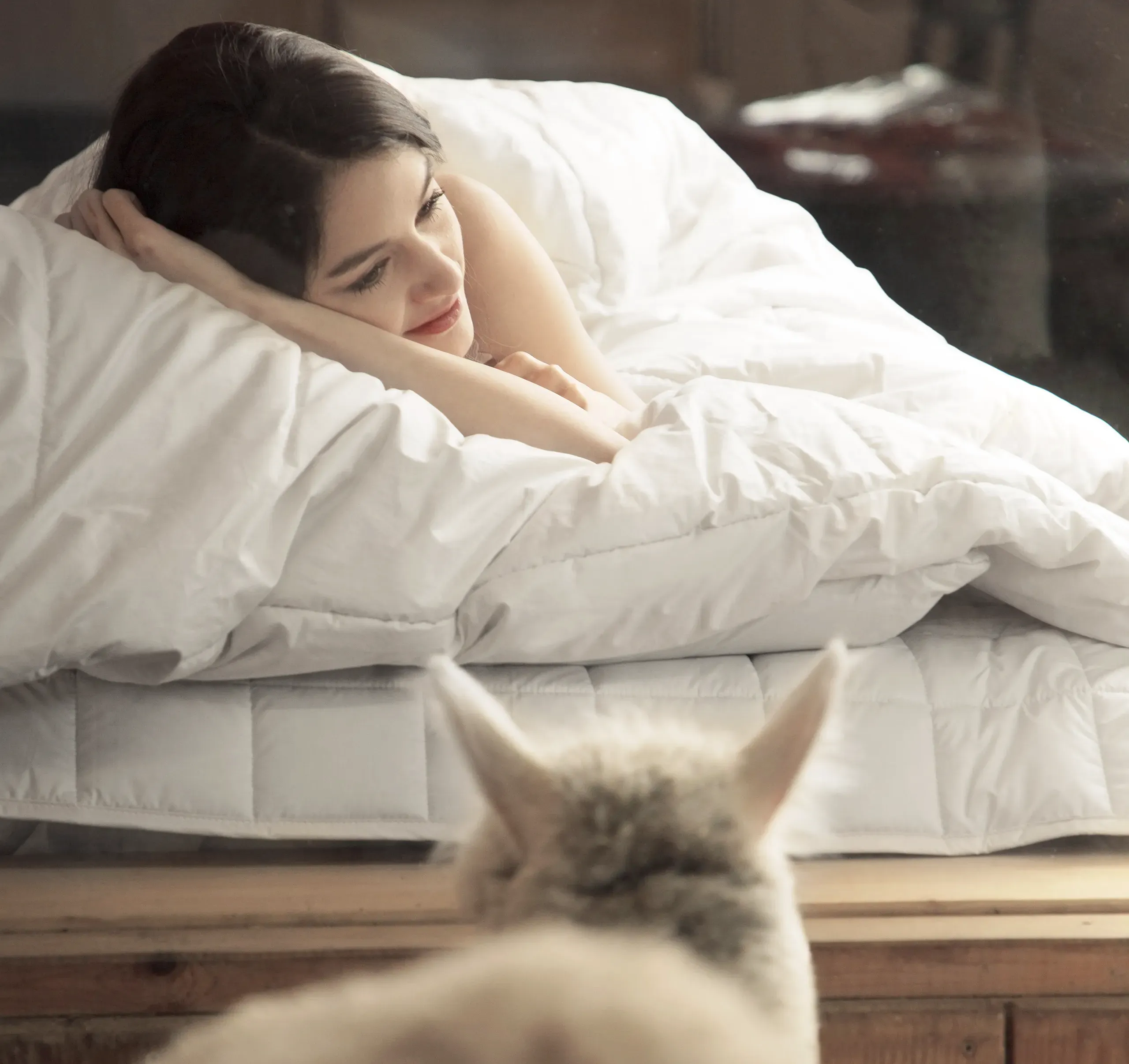 Junge Frau und Junger Mann, die sich in Alpadorodecken kuscheln
